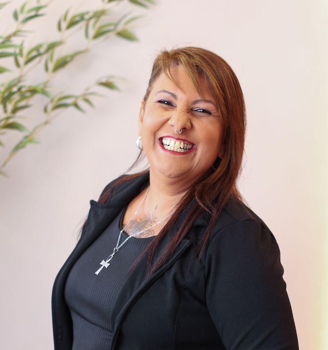 Andrea Francisca da Luz sorrindo, usando blazer preto